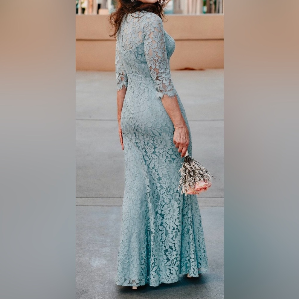 Gorgeous, Vintage Style Floral Lace Trumpet Gown - Picture 4 of 6